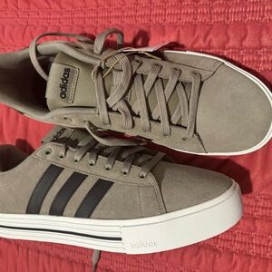 Adidas 4.0 daily men’s sneak- 10.5 M - new in box